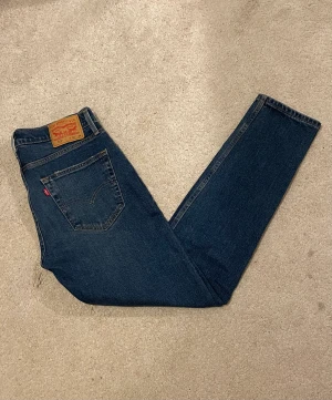 Levis 512 jeans  - Ett par riktigt stilrena Levis 512 jeans i färgen mörkblå, skick 8/10