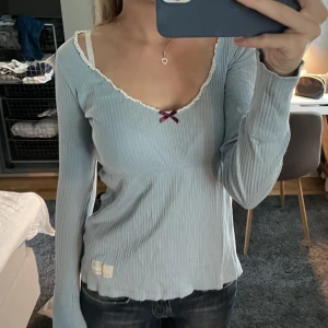 Odd molly - Super skön och fin långärmad tröja från odd molly🩵 jätte fin ljusblå färg fin till hösten. (Säljer en likadan i mörkblå)