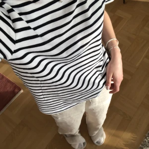 Vit t-shirt med marinblå ränder från zara💙 - Vit t-shirt med marinblå ränder från zara💙 Storlek: s passar även till personer med xs