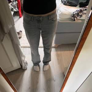 gråa low waist jeans. knappt använda, är lite för korta för mig. 