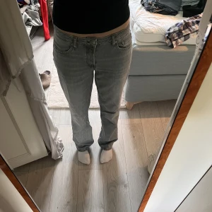 low waist jeans - gråa low waist jeans. knappt använda, är lite för korta för mig. 