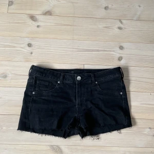 Jeansshorts - Snygga låg midjade jeansshorts som är i väldigt bra skick😍