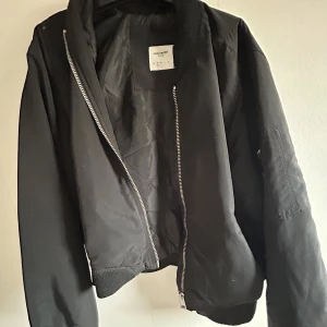 Svart bomberjacka - Svart bomberjacka från vero moda