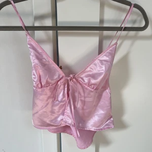 Supersöt rosa topp💓 - Säljer denna superstat toppen från hm💞den är endast använd en gång och köpt för ca 1 år sedan! Säljer då den ej kommer till användning