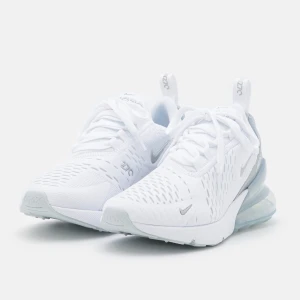 Air max sneakers  - Air max sneakers helt nya använda endast en timme men tyvärr så va dem för små och kan inte lämnas tillbaka . köpta för 1799 säljs för 1200