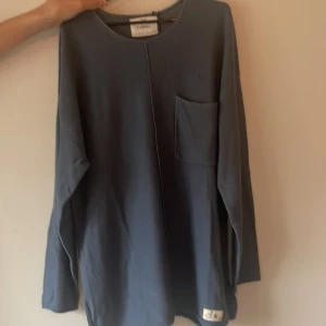 Stickad tröja - Tuff stickad tröja i blått, prislapp sitter kvar oanvänd! Nypris 160:-  säljes för 70:-