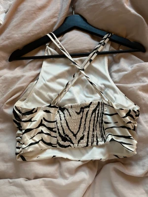 Zebra top - En zebra top med korsande band i ryggen. Använt en gång så så gott som ny. 