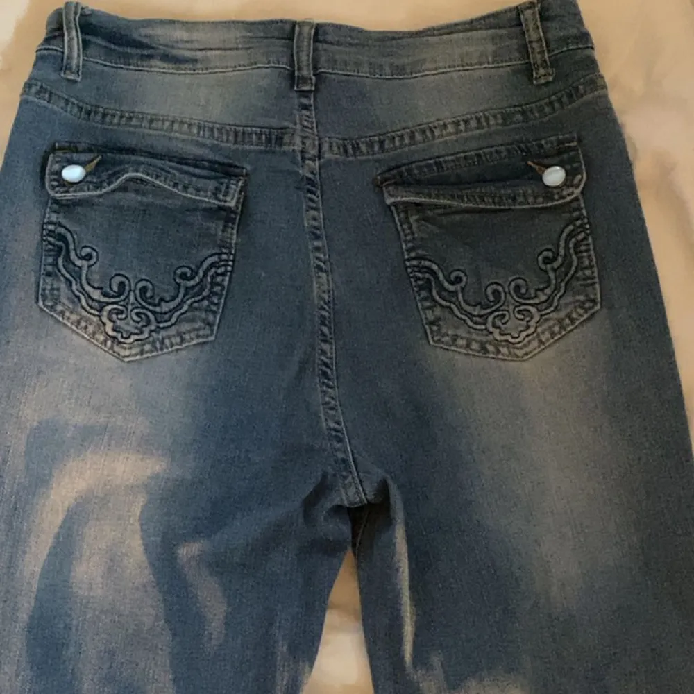 Superfina bootcut jeans med detaljer på bakfickorna! Stretchiga och as sköna säljer eftersom jag aldrig hittar tillfälle att använda dem:/ . Jeans & Byxor.