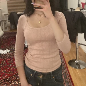 Rosa pointelle tröja  - Säljer denna gammelrosa pointelle tröjan från &otherstories! Den har 3/4 långa armar med spets detaljer. Använd fåtal gånger så alltså jättebra skick. Nypris: 380kr. Köparen står för frakt! Kolla gärna min profil för liknande plagg och annat 💓