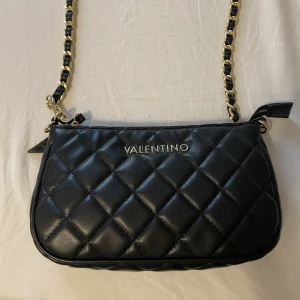 VALENTINO väska  - Väska köpt på zalando för 982 kr i början av året. Svart med ett innerfack och gulddetaljer på bandet🩷 använd ca 5 gr, i nyskick! 