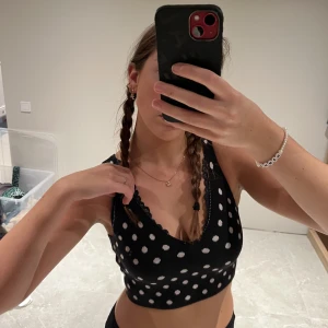 Topp - Knappt använd topp! Jag är 170cm och väger 68kg! Dm vid intresse eller frågor 😆