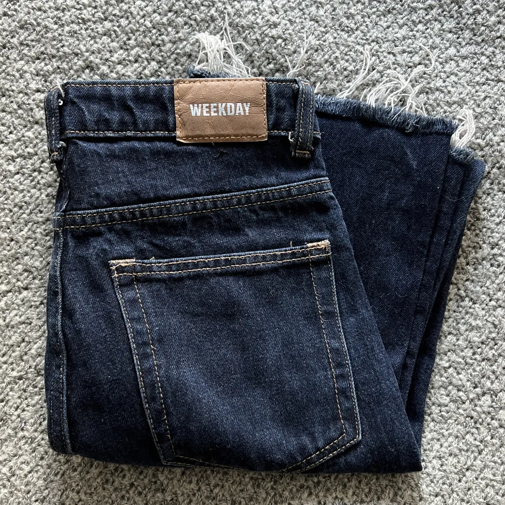 Mörkblå weekday voyage jeans i nyskick, superfin tvätt!💙. Jeans & Byxor.