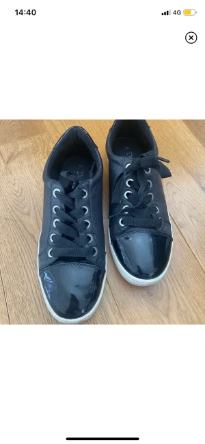 Svart sko med vit sula - Super snygga skor från Duffy köpta här på plick💓