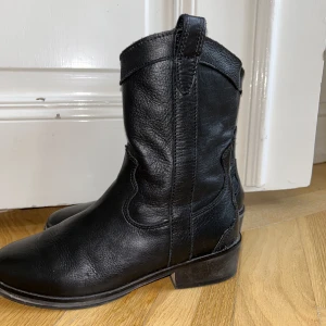 Cowboy boots - Säljer dessa super snygga cowboybootsen! Perfekta nu till hösten och vintern!🍁 Då jag tyvärr inte kan använda dem i år pga för liten storlek. Men hoppas att någon annan kan ha nytta av dessa!