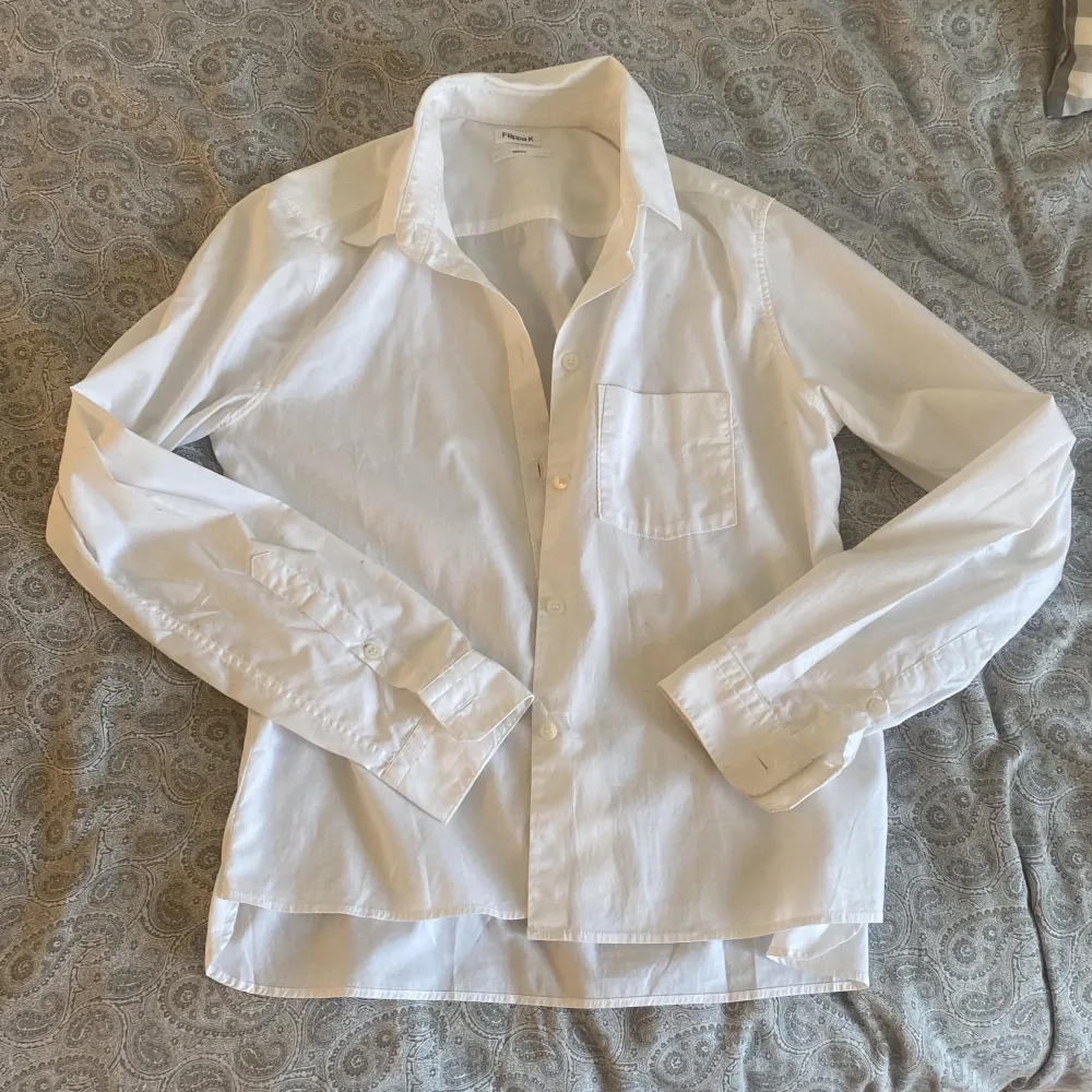 En lite kortare skjort från Filippa K i storlek M men skulle säga att den passar mig som är en xs/s nästan aldrig använd så i nyskick. Skjortor.