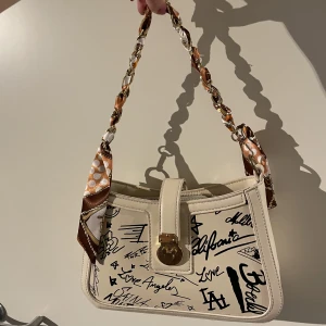 Pursue Amsterdam  - Rymlig väska som bara användts vid ett tillfälle💕 Köpt för 765:- 