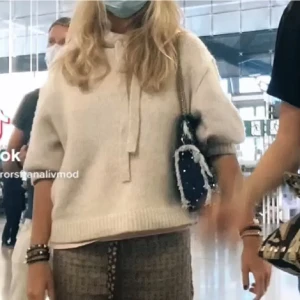 Trekvartsärmad stickad hoodie - LÅNADE BILDER!! Superfin stickad hoodie i stl xs/s, säljer för 600+frakt, först till kvarn