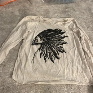 Zadig -  Super snygg Zadig lång armar tröja jag säljer den då den är lite för liten ny pris ca 1000 bra skick ca 7/10 använd fåtal gånger köparen står för frakt💗