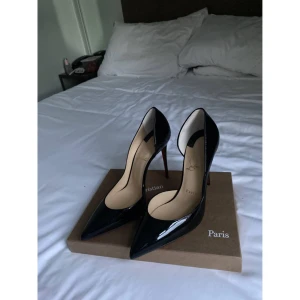 Christian Louboutin  - IRIZA PATENT LEATHER HEELS  helt oanvända - nyskick med kartong och kvitto  Kommer med box, påse, dustbag, tillbehör och kvitto.