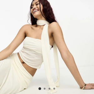 meshtopp - off-white meshtop med knytning/scarf. oanvänd, säljer pga för liten❤️‍🩹 nypris 290kr. kan fraktas eller mötas upp i gbg!