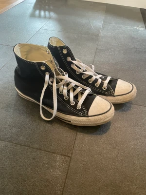 Converse All Star Chuck Taylor - Converse chuck taylor high i nyskick, har haft på mig dem typ 5 gånger. 