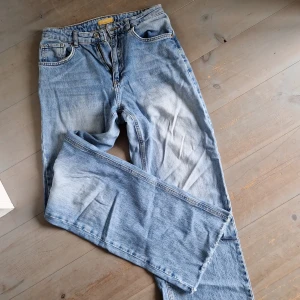 Jeans - Jeans från Gina i strl 154.  Avklippta nertill. 