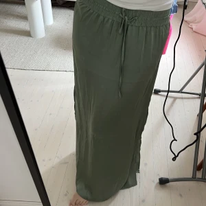 Grön satin kjol - Grön satin kjol från H&M. Använt en eller två gånger! Fint skick💙 Storlek S men funkar för M