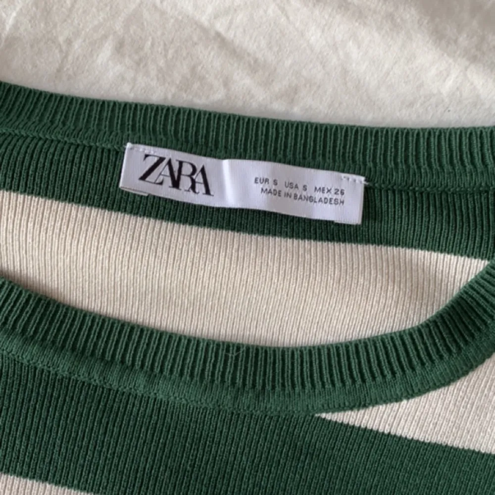 Säljer denna randiga tröja ifrån Zara, bara använd ett par gånger💚. Toppar.