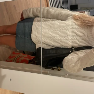 Stickad tröja  - Perfekta stixkade tröjan nu till hösten ! Supermysig och i bra skick! 