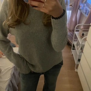 Grå stickad tröja - Inga defekter då jag endast provat den:) använd gärna köp nu:)