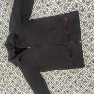 Tjocktröja - ”2000” tröja, saknar en sak på dragkedjan (se bild) men funkar helt utan bemärkning. 