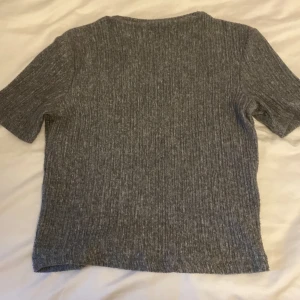 Grå T-shirt  - Jätte fin tröja från zara, inte använd många gånger och i fint skick. Den är slut såld och går inte att köpa längre. Storlek s men passar xs. Säljer pågrund av att den inte kommer till användning. 💕