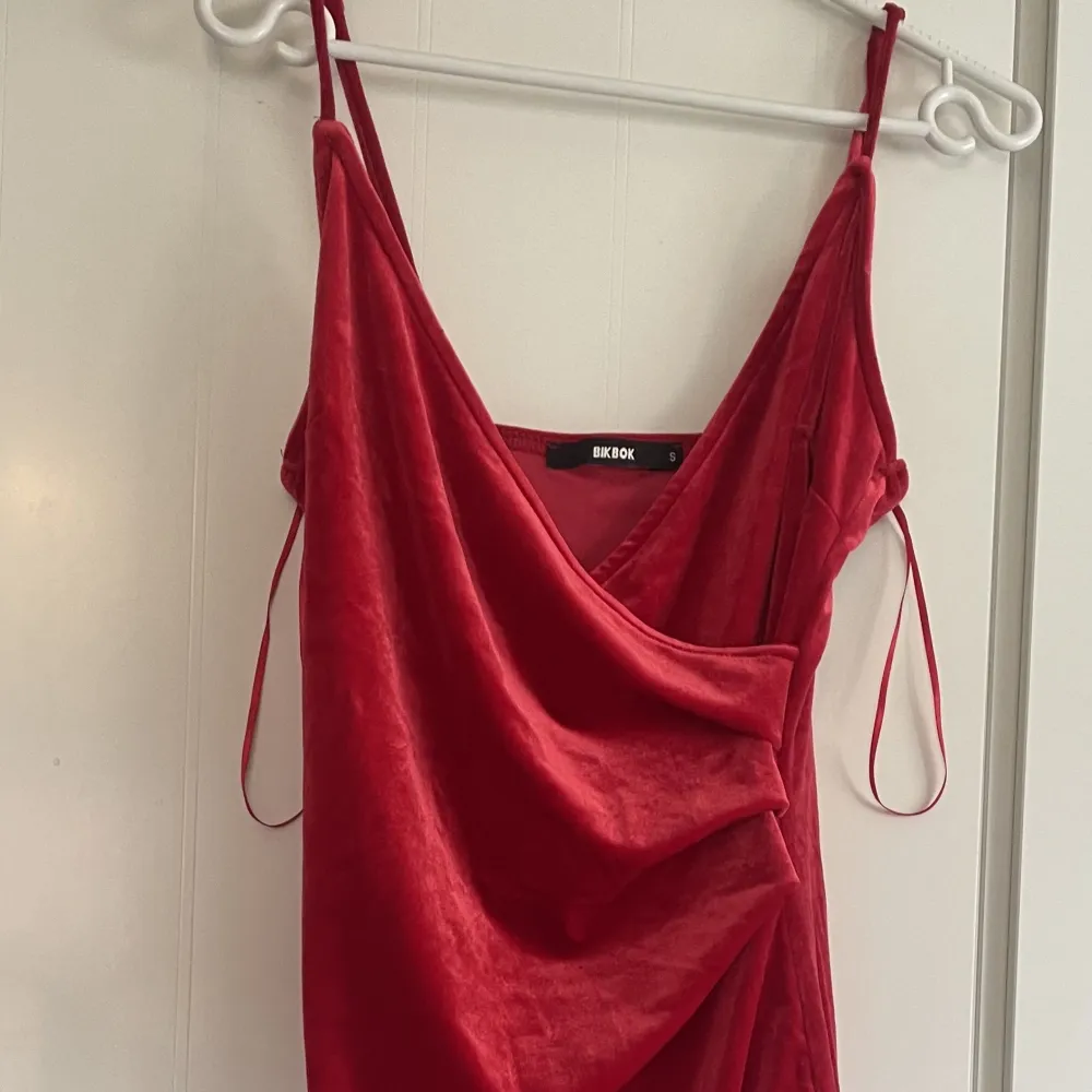 Fin röd klänning från bikbok, använd 1 gång. . Klänningar.