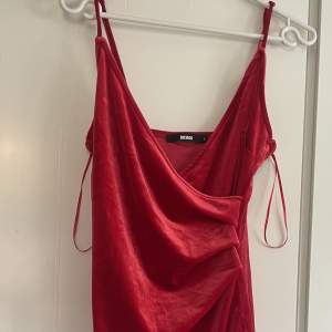 Fin röd klänning från bikbok, använd 1 gång. 