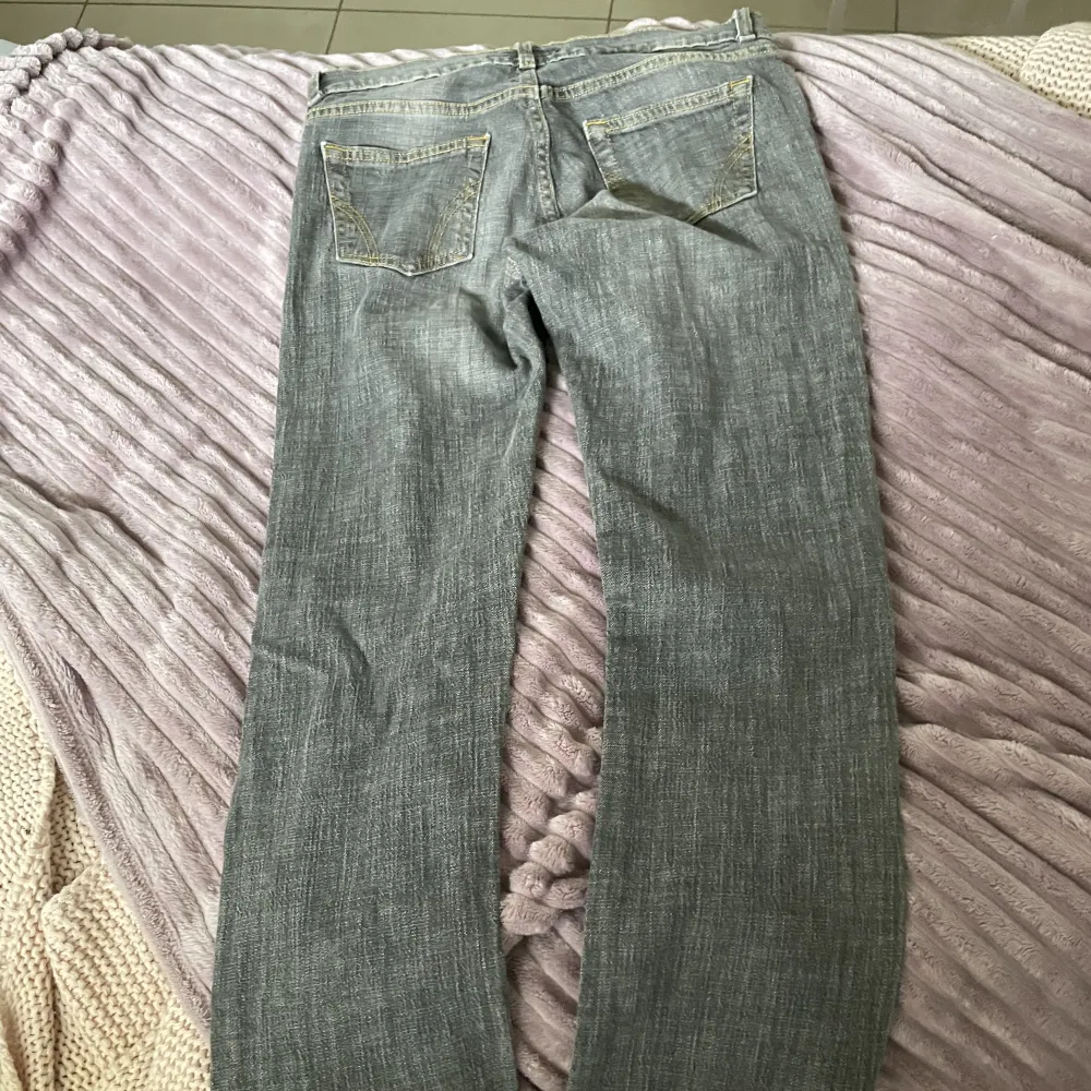 Säljer ett par lågmidjade straight jeans som är gråa. Har inte använt dem. Säljer då jag inte har någon användning av dem. Köpte dem här på plick innan. Skicka för mer information eller bilder.💗. Jeans & Byxor.
