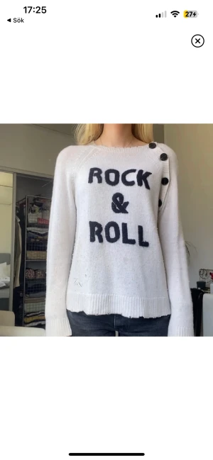 Zadig tröja - 100% Kashmir Zadig tröja! Ett litet hål vid slutet av armen, annars inga defekter! Pris kan diskuteras🤍 