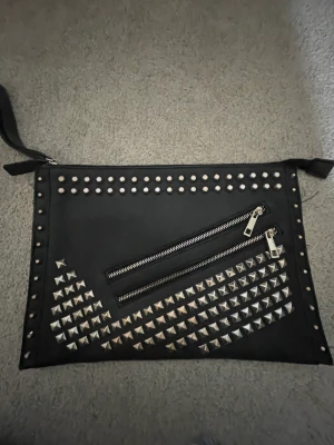 Kuvertväskorna från Zara - Supersnygg kuvertväska från Zara. Väl använd men i gott skick.  Strl: ca 30 cm bred och 20 cm hög. Passar både killar och tjejer! 