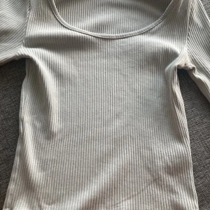 Tajt u ringad tröja - Denna tröjan är så fin på! Och jag hade 100% haft kvar den om jag inte behövt rensa min garderob. Den får fram formerna på kroppen så fint. Den är mint grön och är en dupe på Alice Stenlöfs märke A-DSGNs tröjor.☺️💞 jätte bra skick också & säljer billigt!