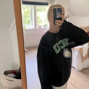 Sweatshirt - En vintage sweatshirt från champion i storlek M 🖤