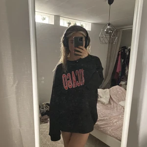 Tröja  - Stor varm tröja❤️ inget fel på den och har endast använt den hemma. Köpte den second hand och märket står inte så vet inte riktigt vart den är ifrån❤️ väldigt skön och varm.