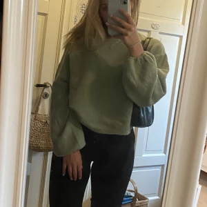 Stickadtröja - kroppad grön tröja från Lindex. Jätte skönt och mysigt materiall, perfekt tröja till hösten. Ärmarna är lite större och puffiga. Sparsamt använd. Säljer då den inte kommer till användning.🌷