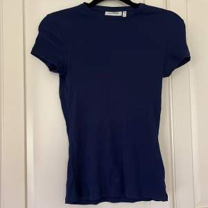 Tajt mörkblå T-shirt från weekday 🤍 aldrig använd och i väldigt bra skick. Är i ribbat material. Är storlek xxs men passar nog xs också 🤍