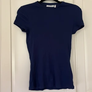 Tajt T-shirt  - Tajt mörkblå T-shirt från weekday 🤍 aldrig använd och i väldigt bra skick. Är i ribbat material. Är storlek xxs men passar nog xs också 🤍