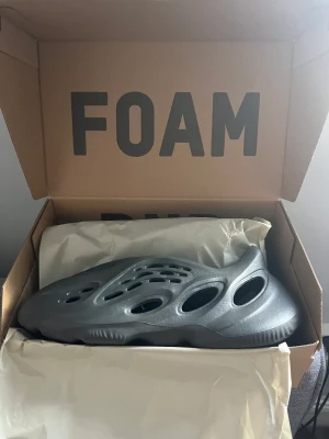 Foam rnr  - Tja, säljer ett par helt nya yeezy foam rnr i färgen carbon skriv för frågor eller fler bilder