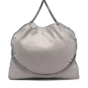 stella mccartney  - ljusgrå väska ifrån stellamccartney! den är välanvänd och kedjorna är lite missfärgade, och lite andra slitningar, en lila fläck på undersidan som är så ljus att den knappt syns! se bilder för alla slitningar! nypris 11560 men säljer för 2000kr.