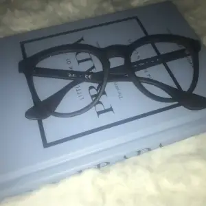 Båge till glasögon från ray-ban. Inköpt på synsam för 1800:- 