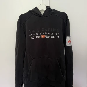 SAIL RACING HOODIE - Hej! Jag säljer min Sail racing hoodie med grymt bra passform. Den är i storlek M.
