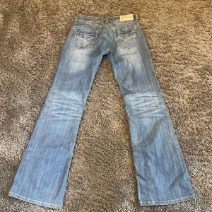 Jeans  - Skit snygga jeans med coola fickor storlek S ganska långa skulle säga att dom passar på någon som är 168 hör av dig vid frågor 