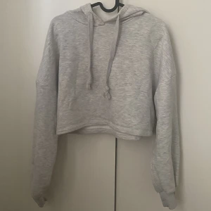 Croppad hoodie - Croppad hoodie från Gina som jag säljer pågrund av att den är för liten💗Jag har använt den väldigt mycket så därför är den lite sliten men fortfarande i bra skick, skriv privat om ni vill ha fler bilder eller undrar något!!
