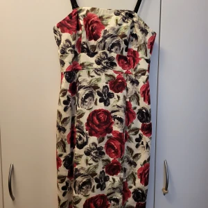 Blommig minidress - Vacker minidress med blommönster, jättefint skick, bara använd en gång. Storlek 36.